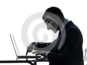 Muž maskovaný anonymný skupina člen výpočtovej počítač silueta 